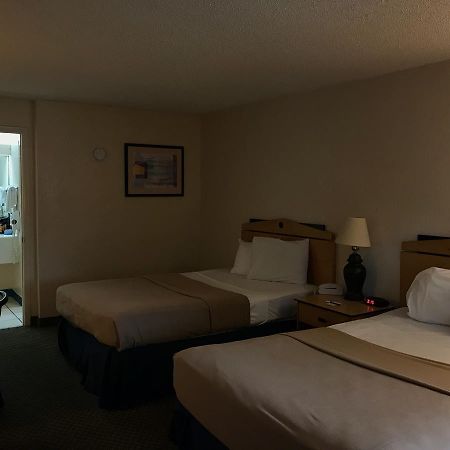 Quality Inn Tampa Lake Magdalene Exteriör bild