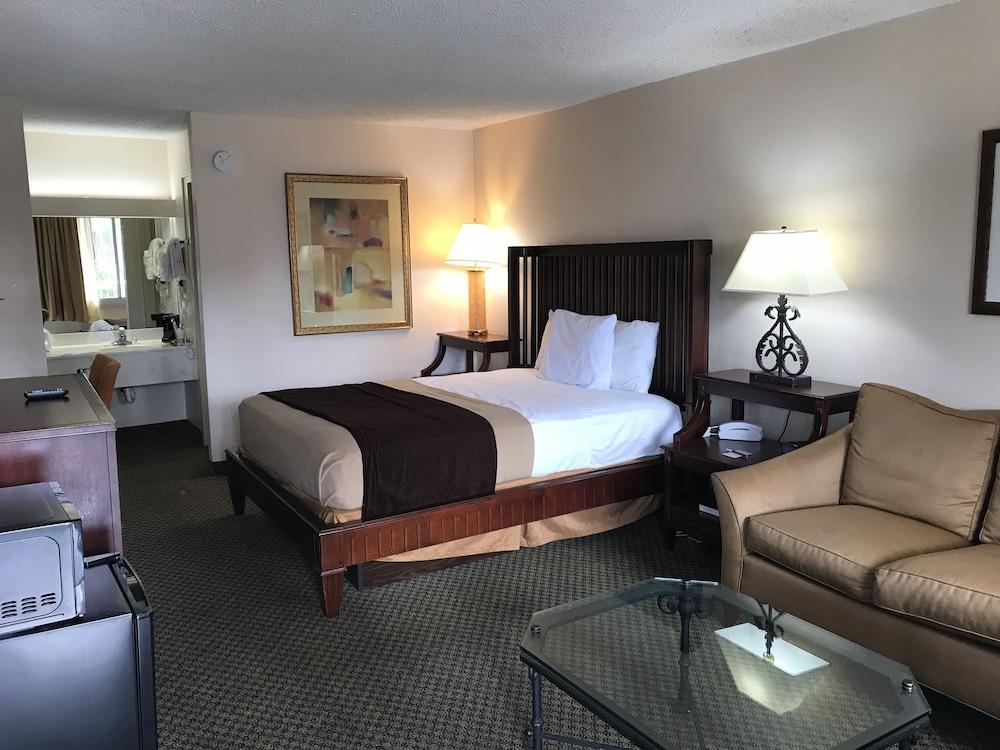 Quality Inn Tampa Lake Magdalene Exteriör bild