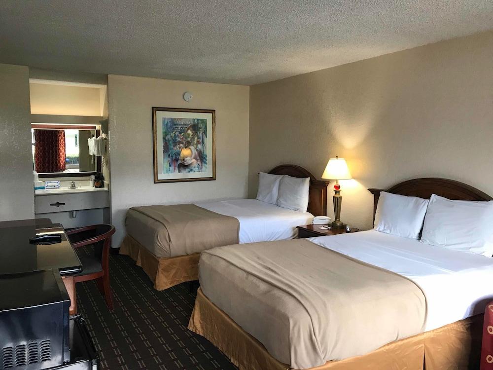 Quality Inn Tampa Lake Magdalene Exteriör bild