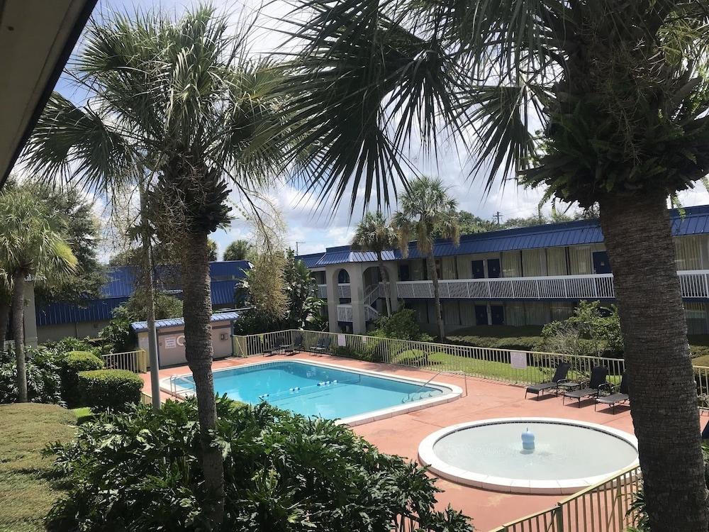 Quality Inn Tampa Lake Magdalene Exteriör bild