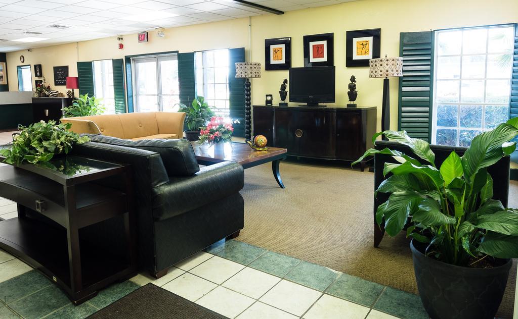 Quality Inn Tampa Lake Magdalene Exteriör bild