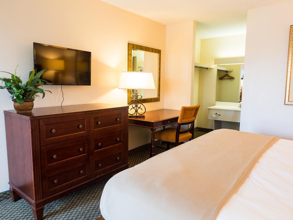 Quality Inn Tampa Lake Magdalene Exteriör bild