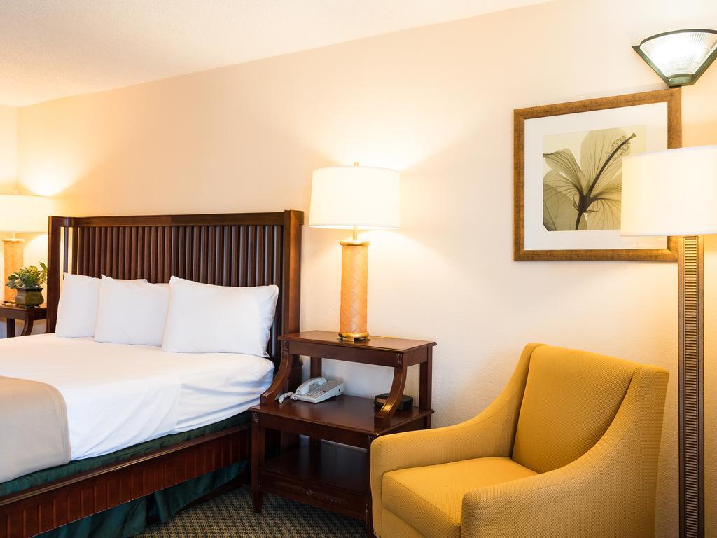 Quality Inn Tampa Lake Magdalene Exteriör bild