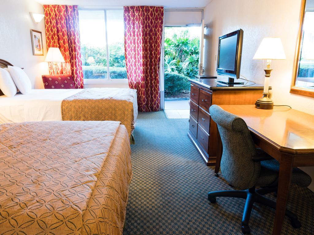 Quality Inn Tampa Lake Magdalene Exteriör bild