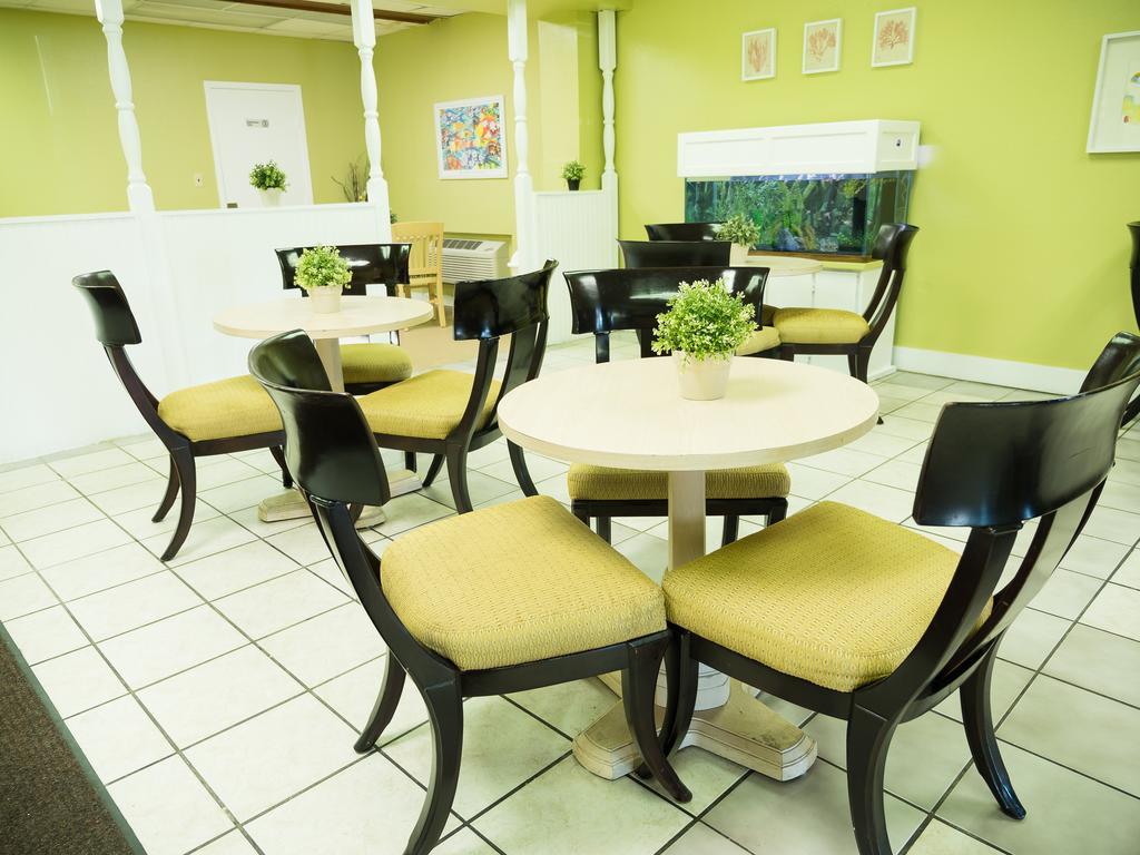 Quality Inn Tampa Lake Magdalene Exteriör bild