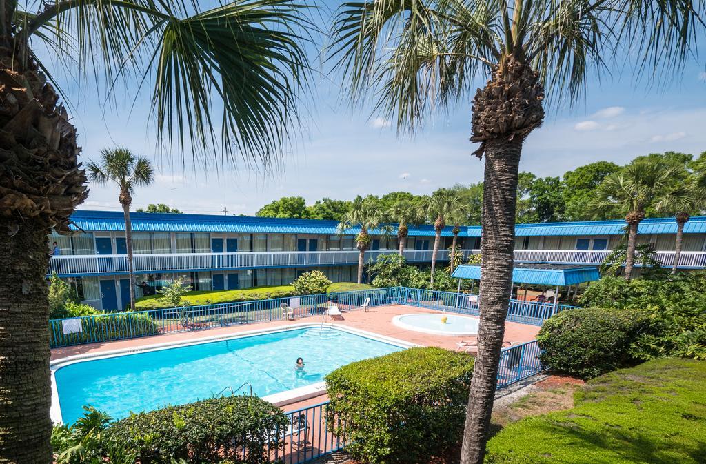 Quality Inn Tampa Lake Magdalene Exteriör bild