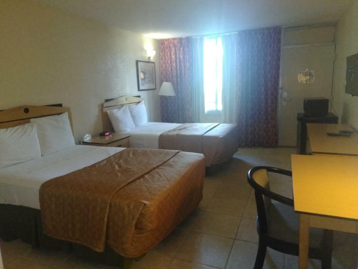 Quality Inn Tampa Lake Magdalene Exteriör bild